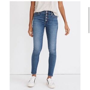 Madewell Petite 9" Mid-Rise Skinny Jeans in Payson Wash: Button-Front
Edition